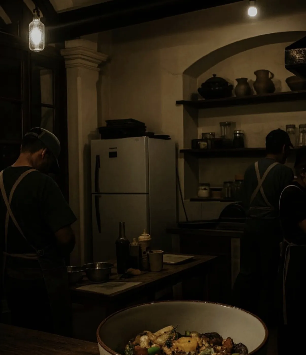 La cocina de Tierra de noche, con cocineros trabajando bajo una lámpara